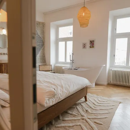 Luxury With Bathtub & Main Square View Apartment *