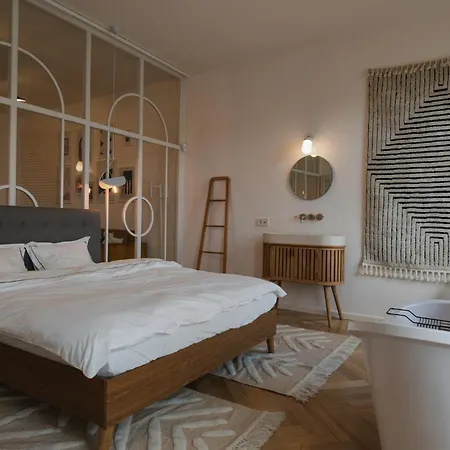 Luxury With Bathtub & Main Square View
